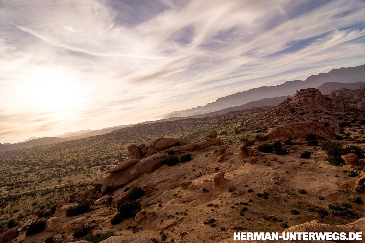 Wanderung um die blauen Felsen bei Tafraoute im Anti Atlas, Marokko