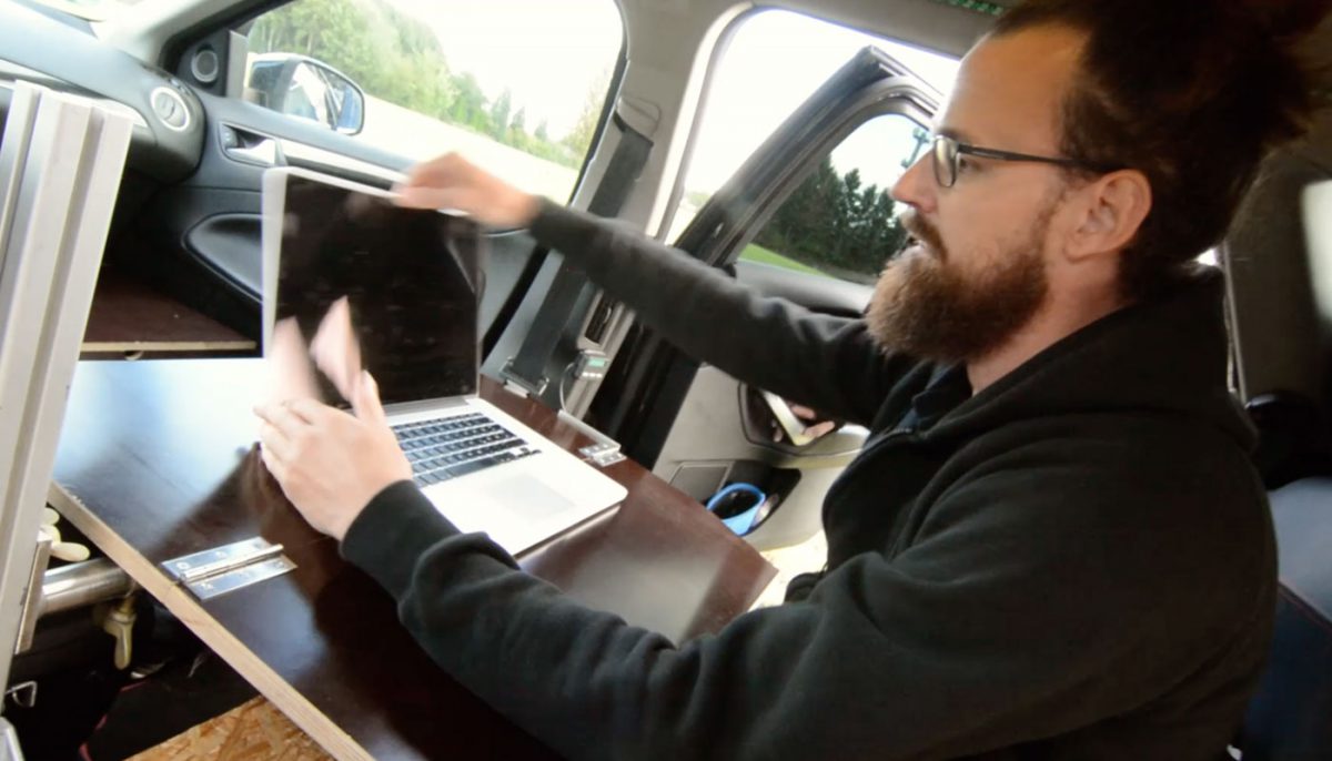 Arbeitsplatz im PKW als Wohnmobil