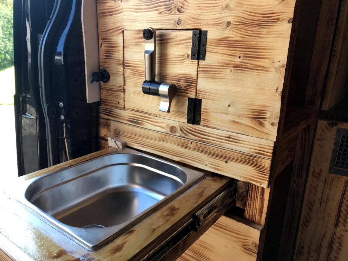 Ausziehbare Spüle in Holzschublade im Camper Selbstausbau