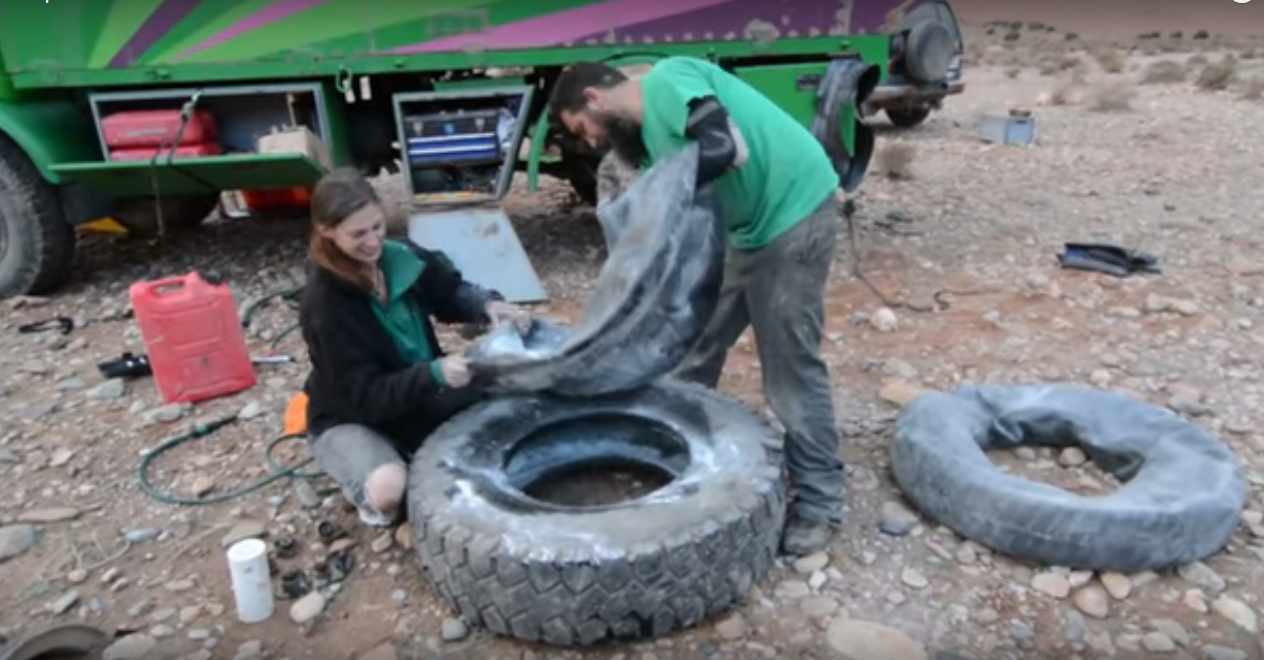 Reifen wecheln im Flussbett