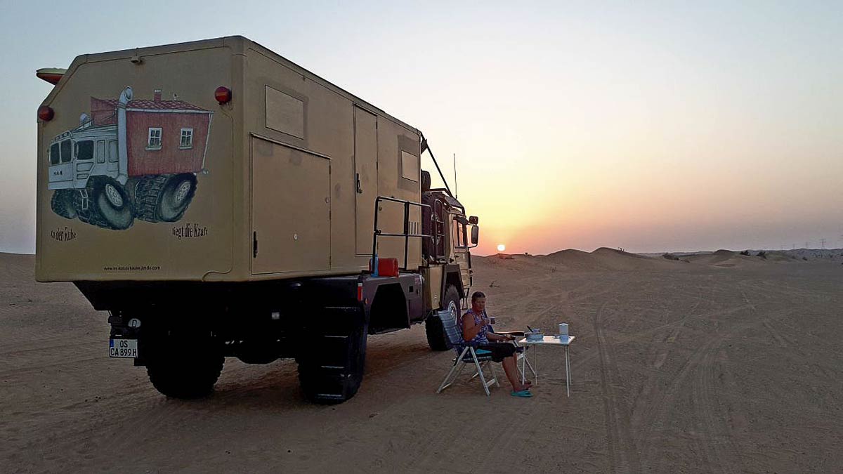 Campen mit MAN KAT 1 in der Wüste