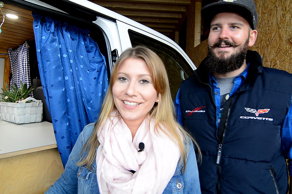 Catherine und Michael von den Busträumern vor ihrem T5