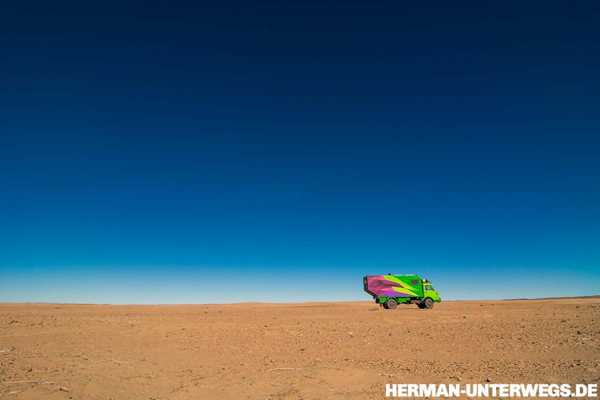 Sahara mit dem Oldtimer-LKW