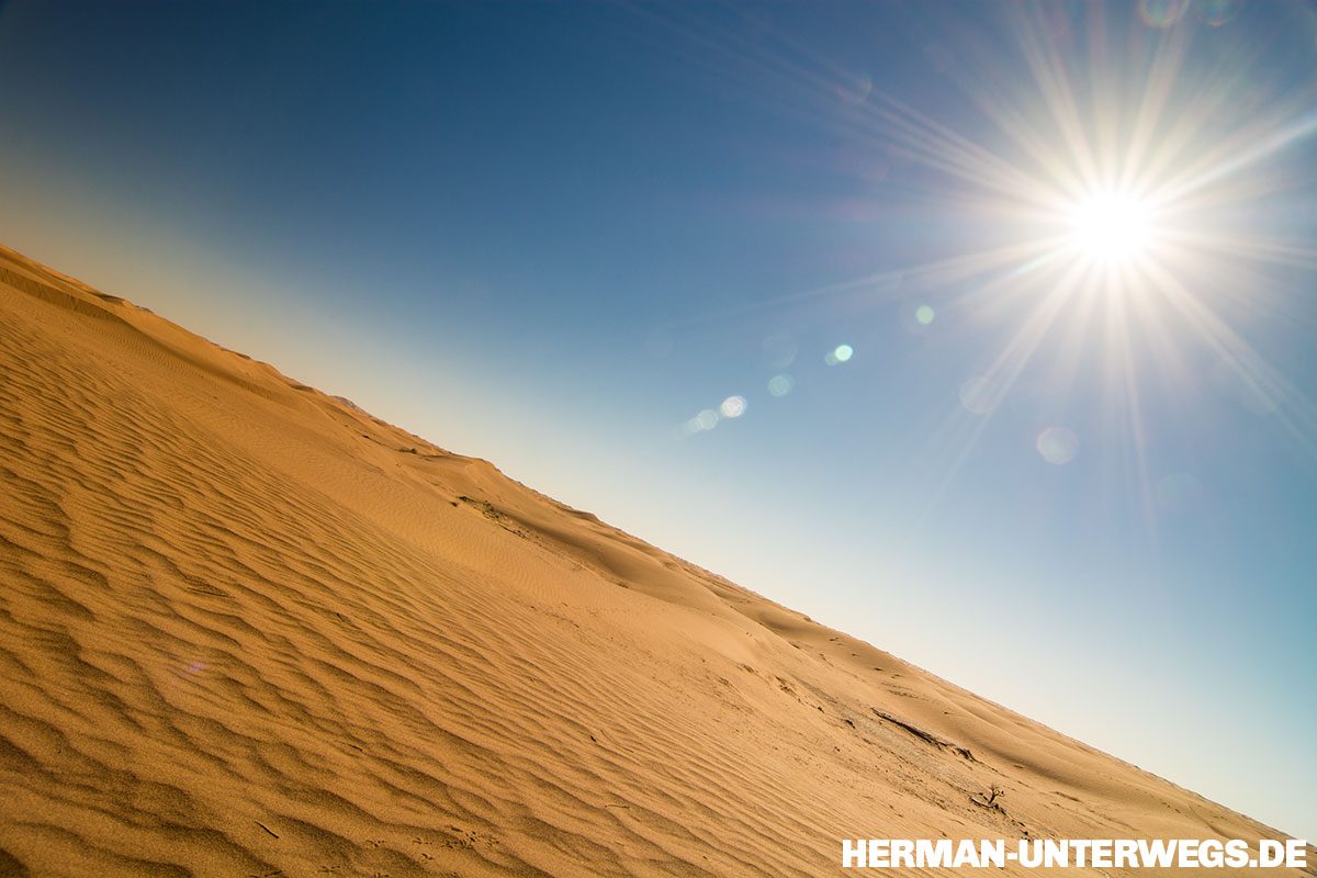 Der Sand des Erg Chegaga glänzt golden in der Sonne
