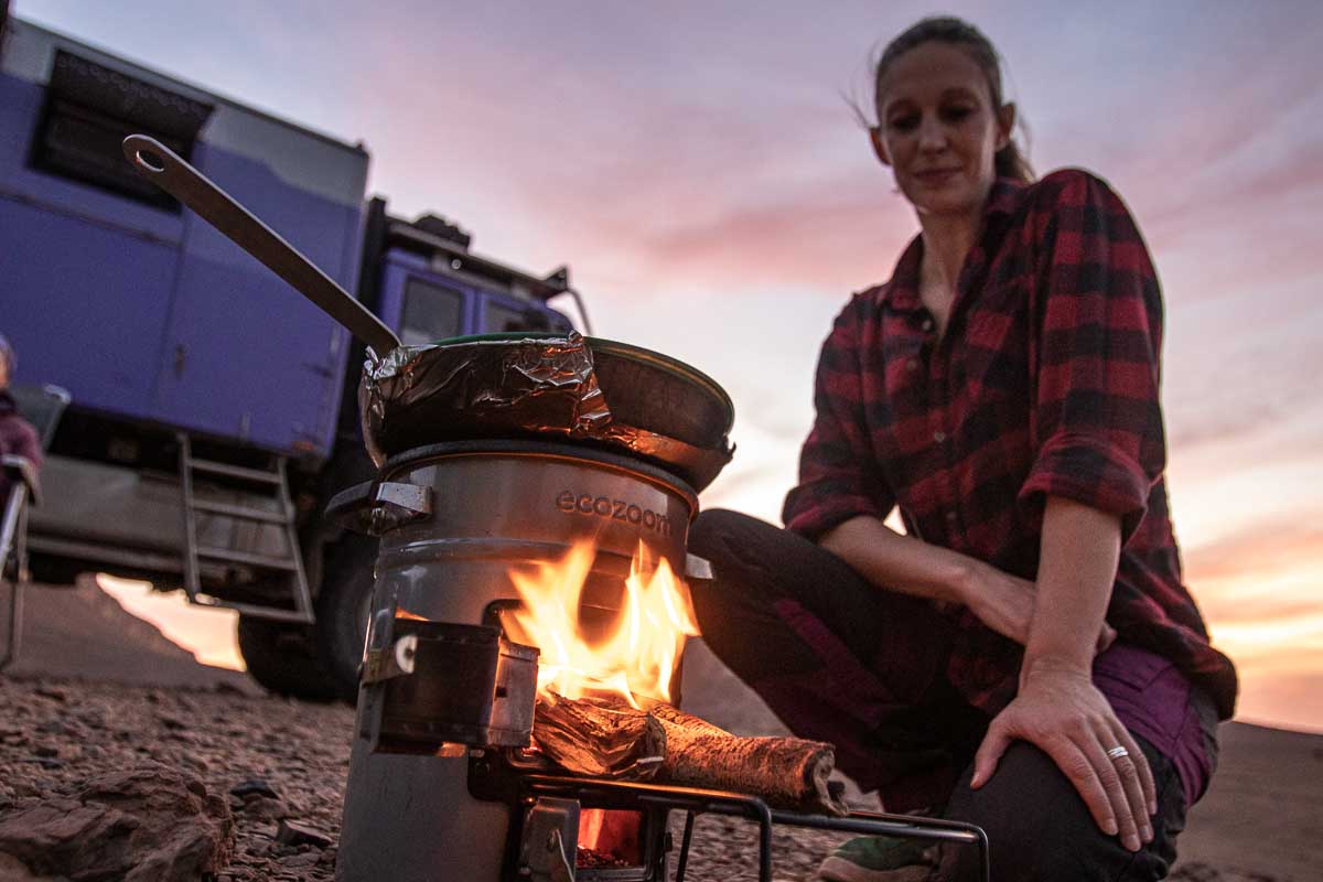 Raketenofen zum Kochen vorm Expeditionsmobil
