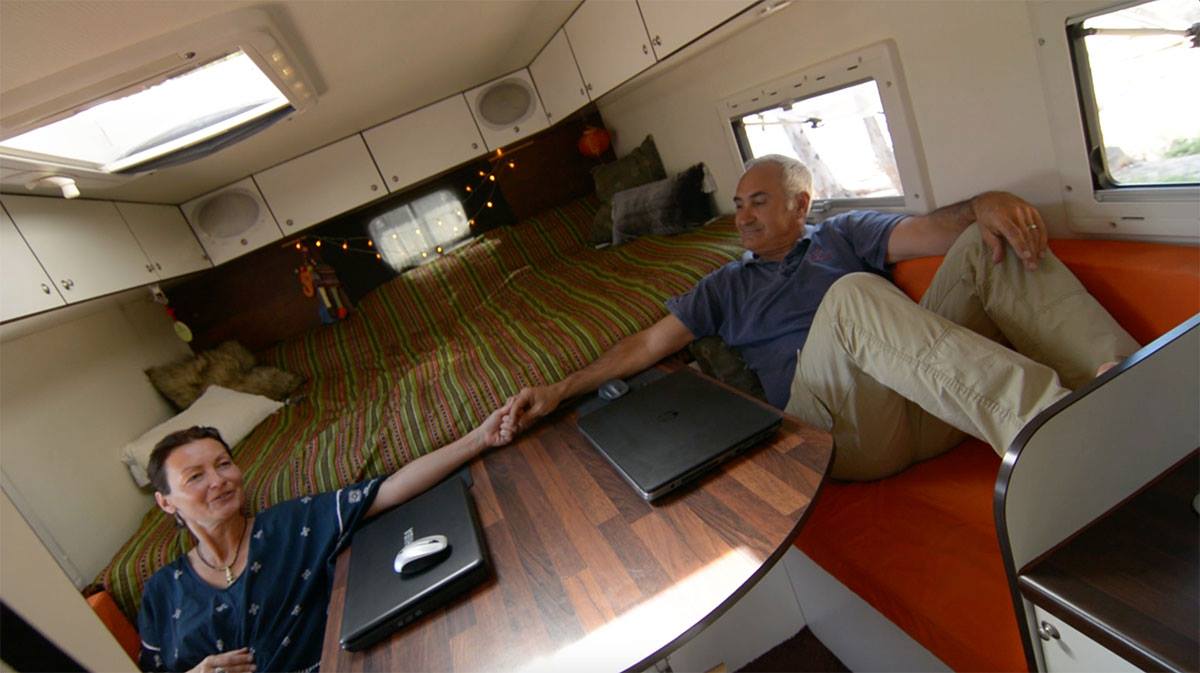 Edith und Ulrich Dolde in ihrem Wohnmobil