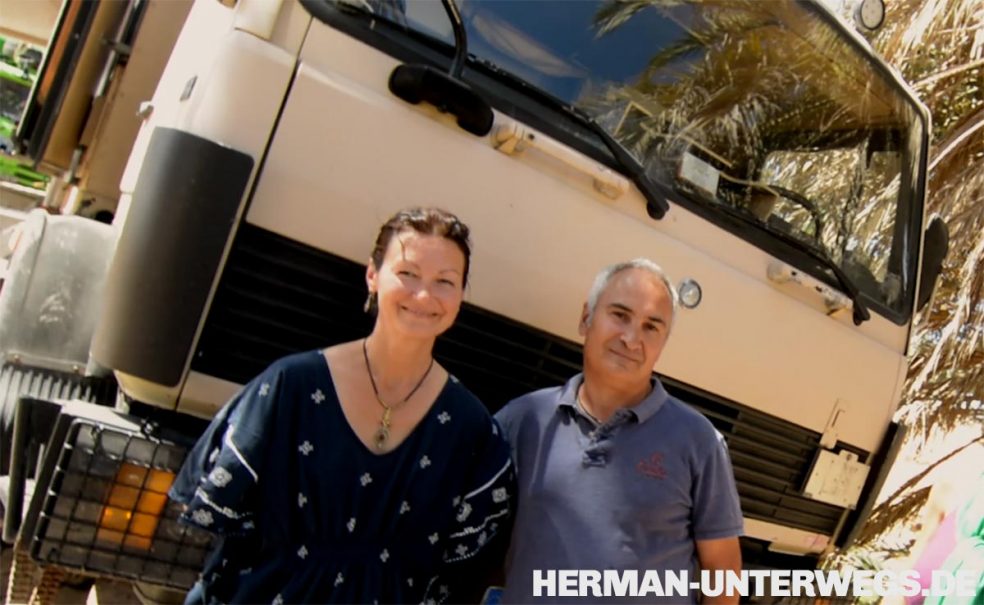 Ulrich Dolde und Edith Dolde mit ihrem Sternchen Benz Expeditionsmobil