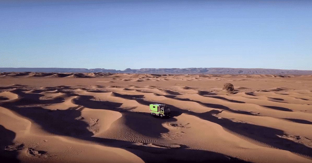 Allrad Wohnmobil in den Dünen des Erg Chegaga, Marokko