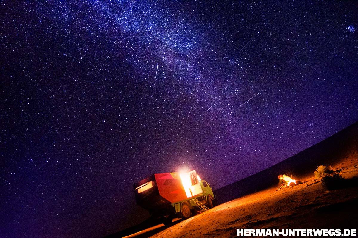 Die dunkle Wuestennacht