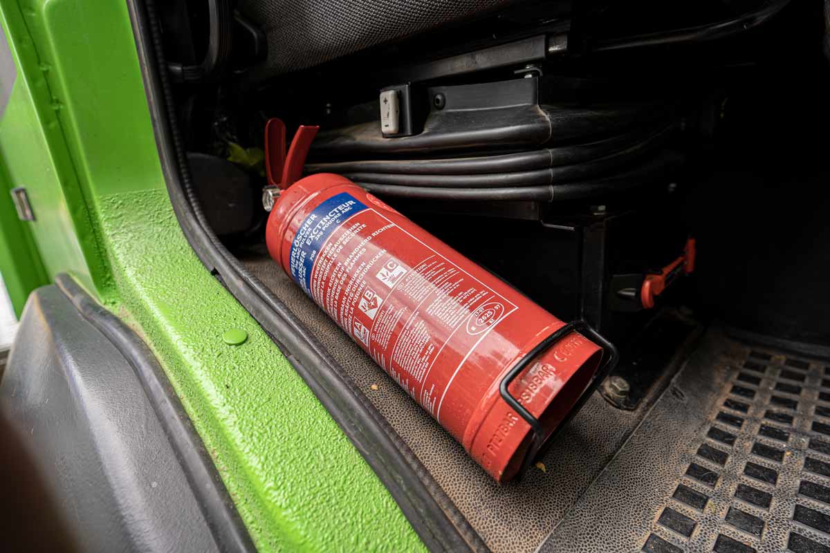 Feuerlöscher montiert im Wohnmobil