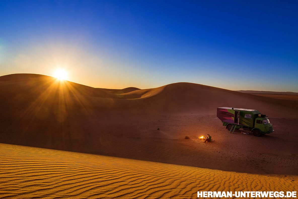 In der Wüste mit dem Wohnmobil Sonnenuntergang