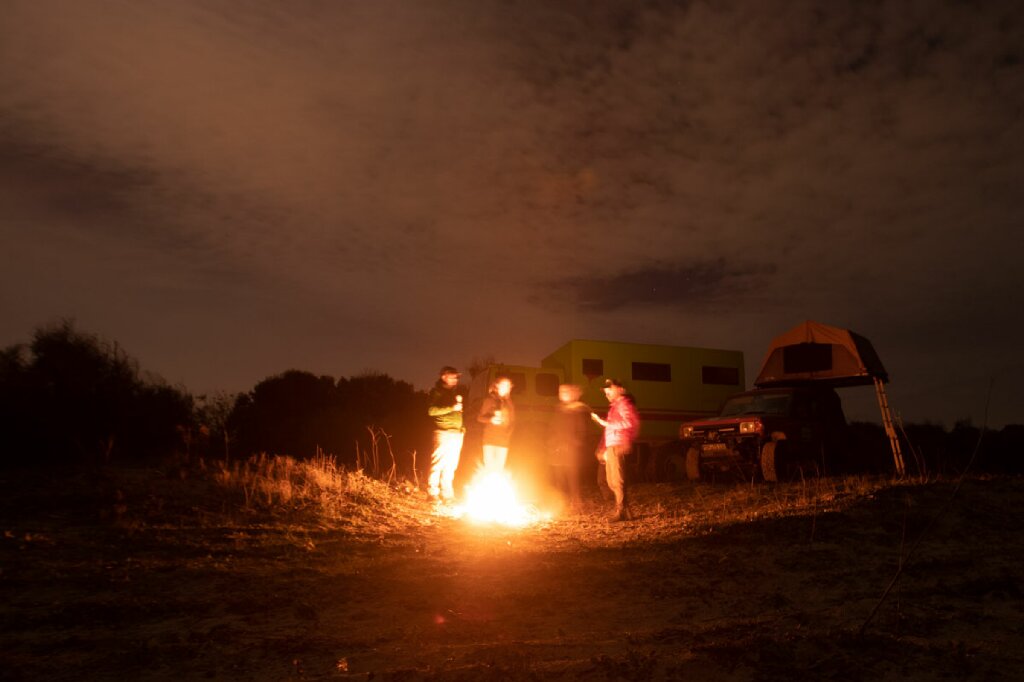 Lagerfeuer am Strand vor Karthago