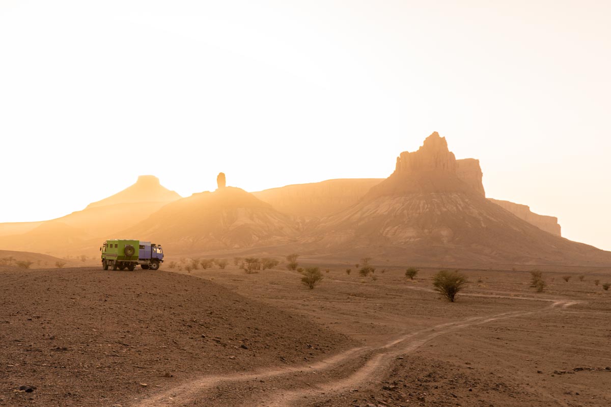 Zwischen Foum Zguid und Erg Chegaga - Treffen mit der Pistenkuh