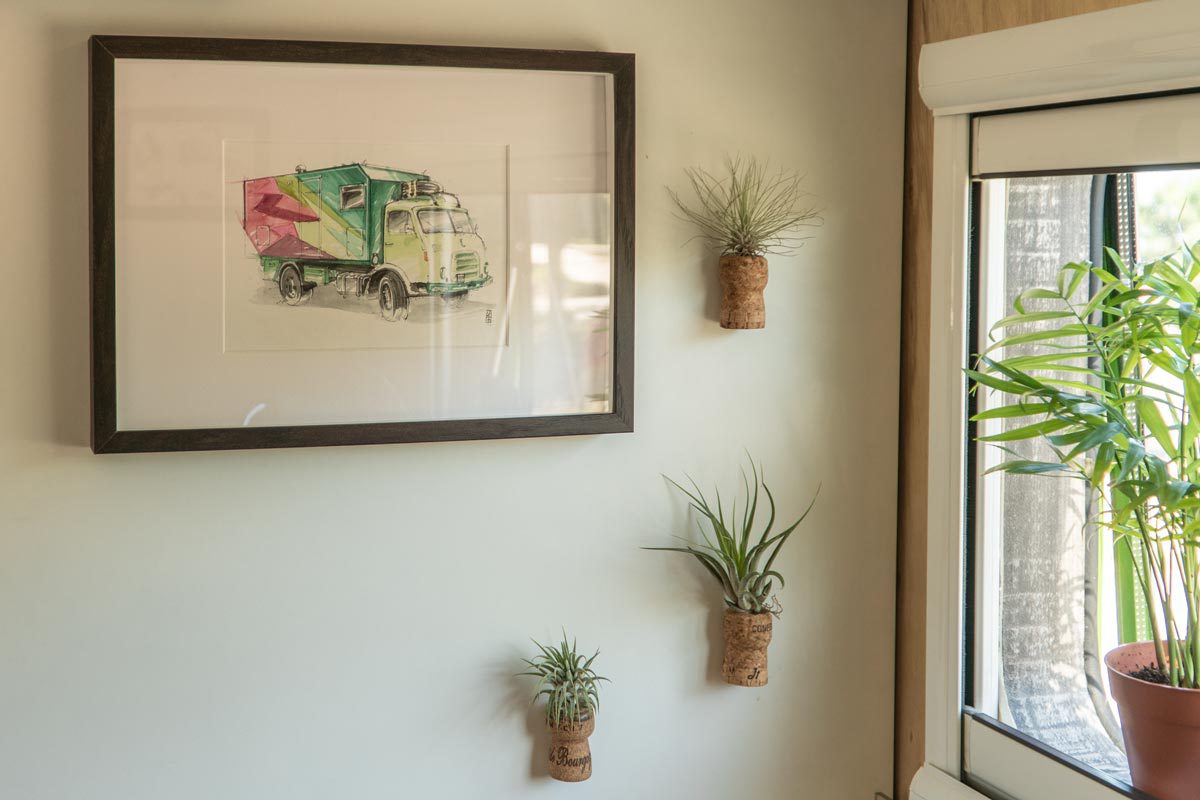 Befestigung ohne Schrauben - Mit Nanoband sowohl Bilder aufhängen, wie auch andere Gegenstände.