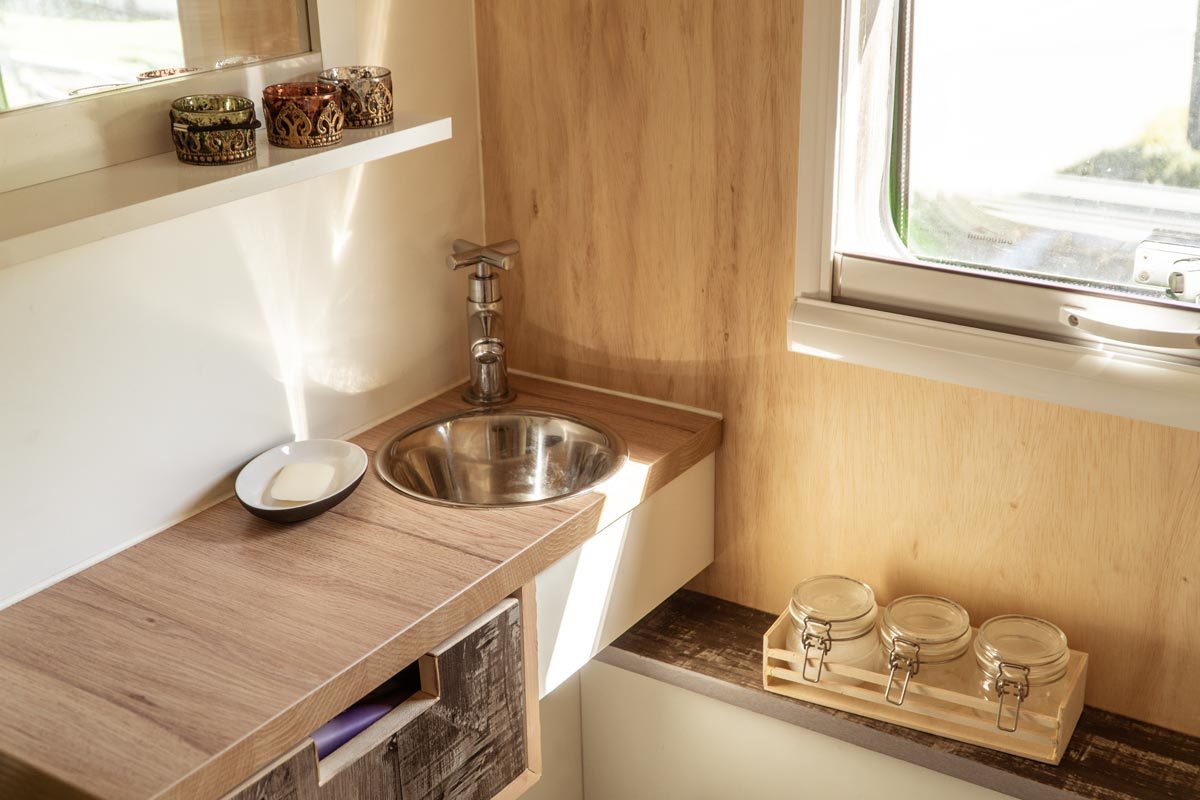 Wohnmobil Bad: Gegenstände bleiben mit Nano Band auch beim Fahren stehen.