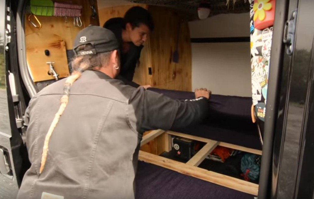 Umbau der Sitzbank zum Bett im Camper Ausbau