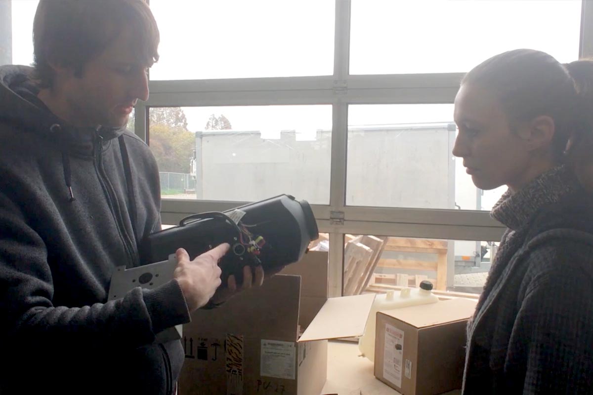 Martin Hennig erklärt mir die Planar Dieselstandheizung