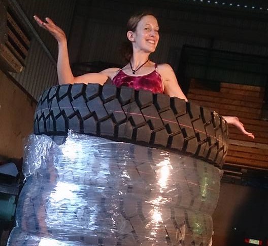 Sabine im Reifenstapel