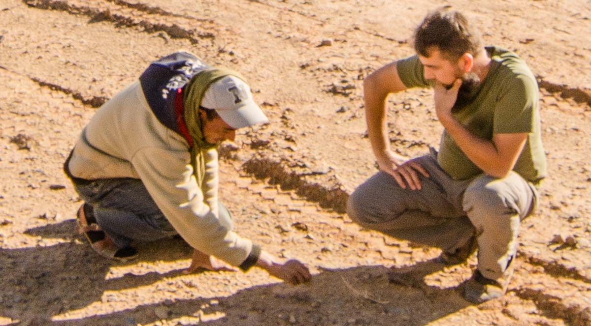 Sprachbarriere gibt es nicht - Aufmalen im Sand hilft fast immer