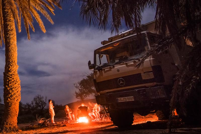 Fort Bou-Jerif, Lagerfeuer am Expeditionsmobil in der Nacht