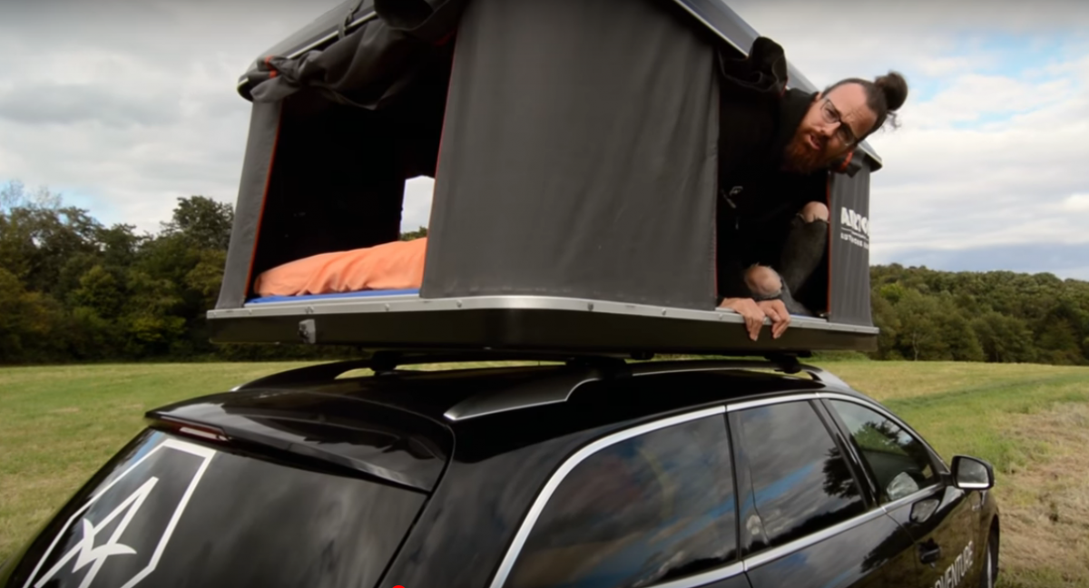 Thilo Vogel in seinem Dachzelt