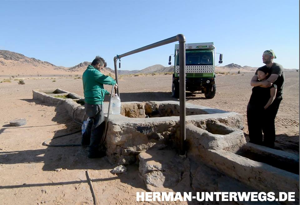 Reisekosten Marokko klein halten. Wasser fürs Wohnmobil tanken an einem Brunnen